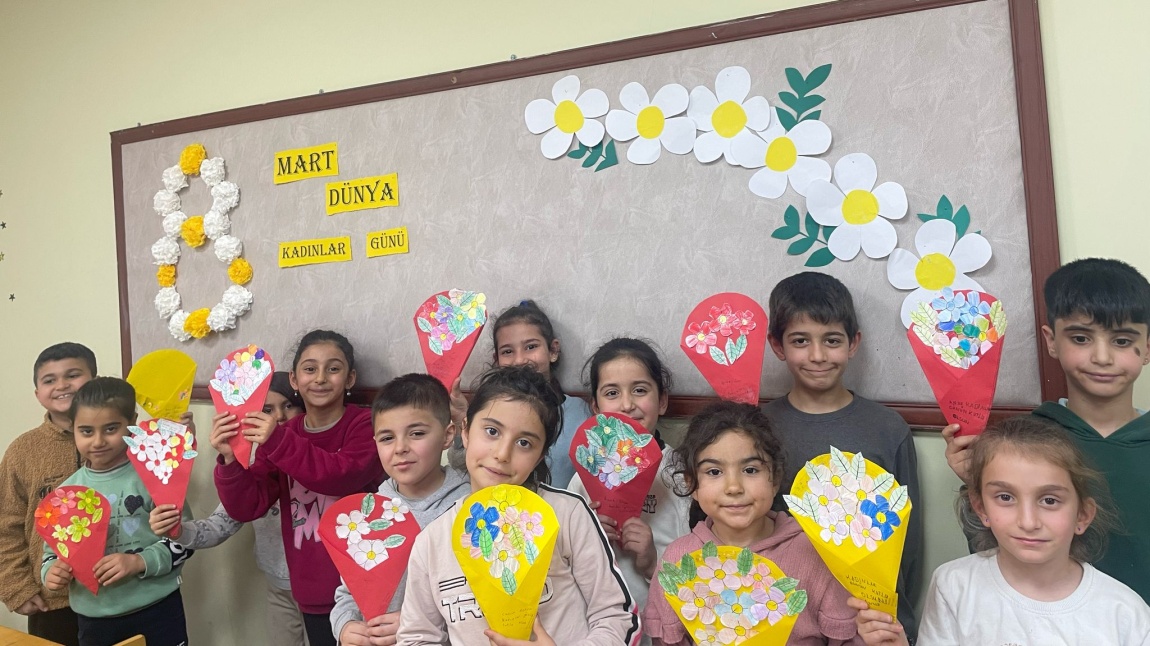 2-A Sınıfı 8 Mart Dünya Kadınlar Günü Pano ve Buket Çalışması